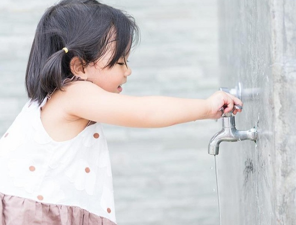 Dạy trẻ em cách tiết kiệm nước.