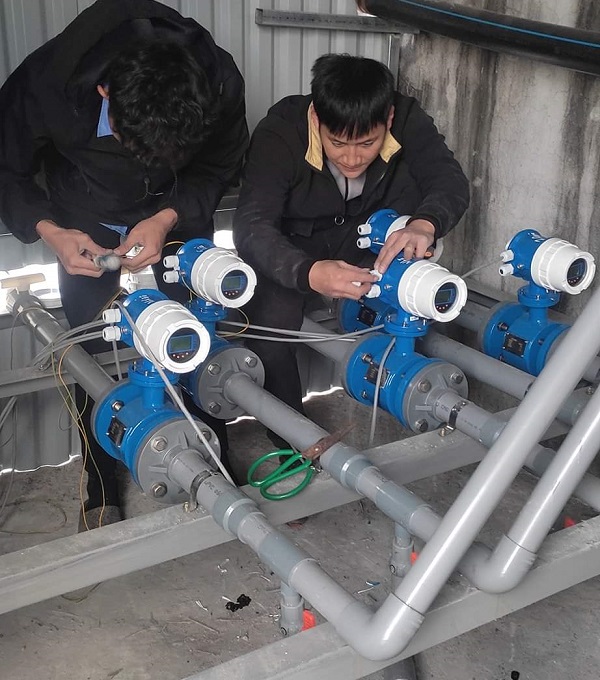 lắp đặt đồng hồ cho hệ thống nước sạch.
