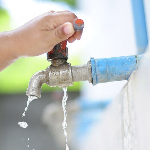 Để vòi khóa rỉ nước có khiến đồng hồ nước quay không?